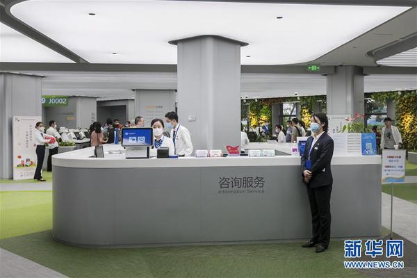 7月15日在上海市徐汇区行政服务中心拍摄的咨询服务区。  新华社记者 王翔 摄