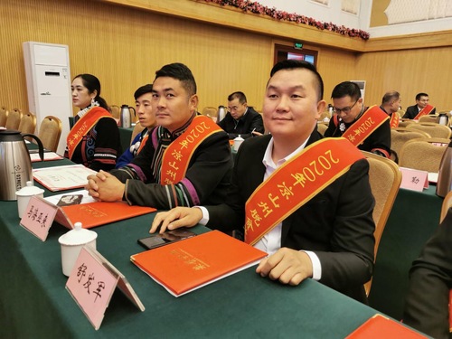 10月17日，舒发军（右一）应邀参加凉山州2020年脱贫攻坚奖表扬暨社会扶贫工作推进大会。