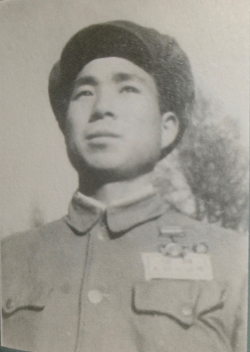 1952年，左文平在上甘岭防空指挥部前留影。  （作者提供）