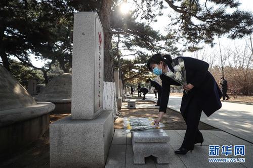 4月3日，沈阳抗美援朝烈士陵园的工作人员向烈士墓献花。新华社记者潘昱龙摄