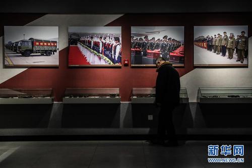 参观者在沈阳抗美援朝烈士纪念馆内参观（1月9日摄）。新华社记者潘昱龙摄