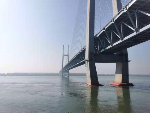 荆州长江公铁大桥上，满载着煤炭资源的火车不时从桥上呼啸而过。人民政协网记者 付振强 摄