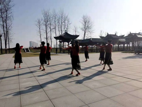 张祖英及舞蹈队在滨江公园进行排练。人民政协网记者 付振强 摄