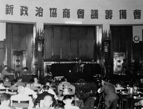 1949年6月15日，毛泽东在新政协筹备会开幕会上讲话。