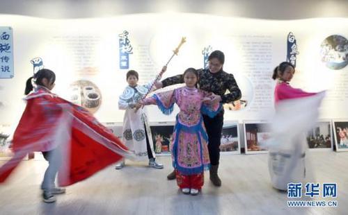 12月22日，浣纱小学戏曲社团学生在俞可芹老师（右二）指导下排练根据“西施传说”创编的戏曲节目。