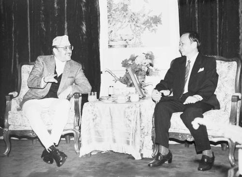 1996年，张九桓大使在中国驻尼泊尔大使馆与到访的尼泊尔国王比兰德拉交谈