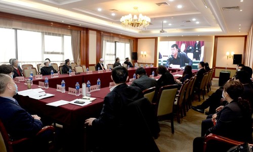 联组讨论以视频会议形式进行，除了主会场，还分别设置了5个分会场。