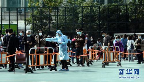 1月21日，香港市民排队等候做核酸检测。新华社记者 卢炳辉 摄