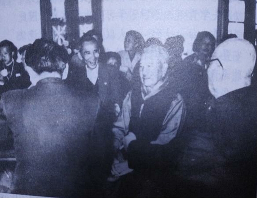 1956年，9月29日，陈嘉庚先生在北京全国政协会议室与新加坡星马工业考察团成员交谈。