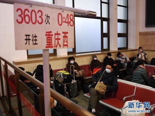 1月27日深夜，乘客在北京站候车室内间隔就坐。