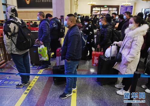 1月28日，乘客在北京站候车室排队等候上车。