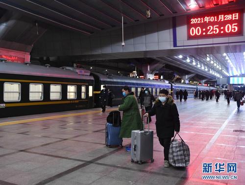 1月28日，乘客在北京站乘车。