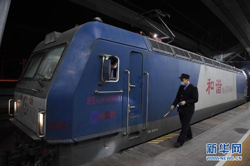 1月28日，工作人员在北京开往重庆西的3603次列车发车前进行检查。