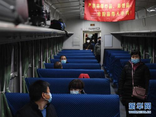 1月28日，乘客在北京开往重庆西的3603次列车上等候发车。