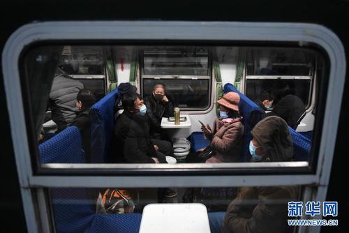 1月28日，乘客在北京开往重庆西的3603次列车上等候发车。2