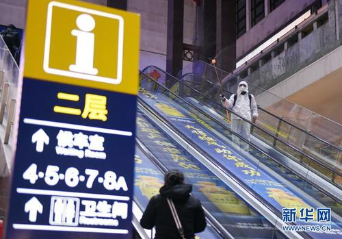 1月27日深夜，北京站的工作人员正在站内进行消毒。