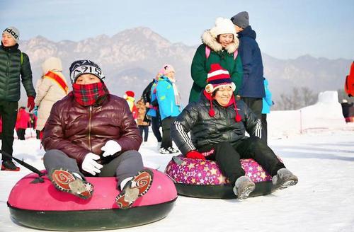 冬残奥会临近，北京市残联组织残疾人感受冰雪运动的魅力。 本报记者 贾宁 摄
