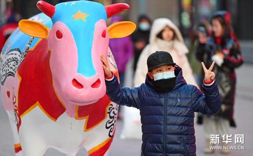 　　2月1日，一名小朋友在福牛艺术雕塑前拍照。新华社记者 杨青 摄