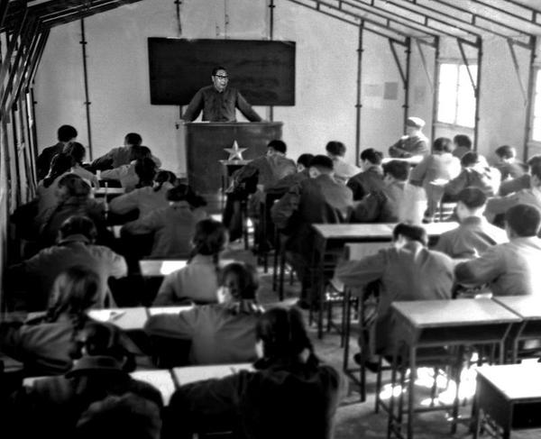 胡华在临时搭建的简易木板教室亲自为复校后第一届党史专业本科生（77级）上第一堂课，摄于1978年4月21日