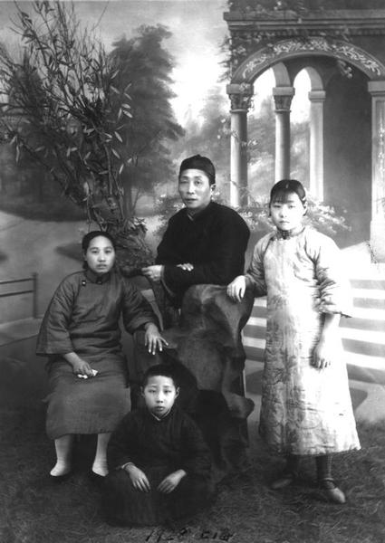 胡华（下蹲者）与父、母、姐1928年在上海合影，时在宁波旅沪同乡会培本小学读小学。