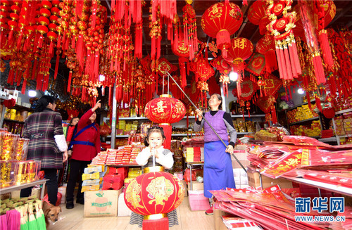 　　春节临近，云南省弥勒市城区市场年味浓，文化用品购销两旺。新华网发（普佳勇 摄）
