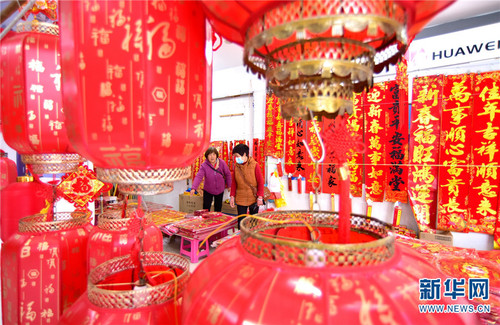 　　春节临近，云南省弥勒市城区市场年味浓，文化用品购销两旺。新华网发2（普佳勇 摄）