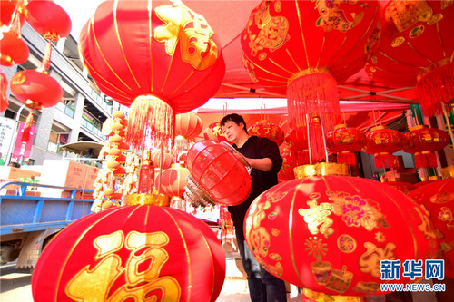 　　春节临近，云南省弥勒市城区市场年味浓，文化用品购销两旺。新华网发3（普佳勇 摄）