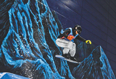 　　2月6日，在江苏省无锡市融创文旅城雪世界，参赛选手在无锡融创第一届滑雪单板公园邀请赛比赛中。