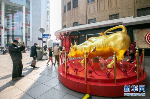 　　2月7日，市民在南京路步行街旁拍摄金牛雕塑。