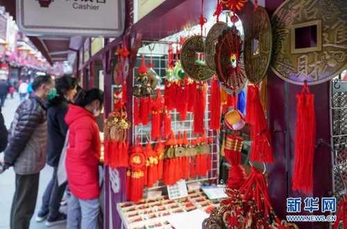 　　2月7日，市民在上海豫园选购节庆饰品。