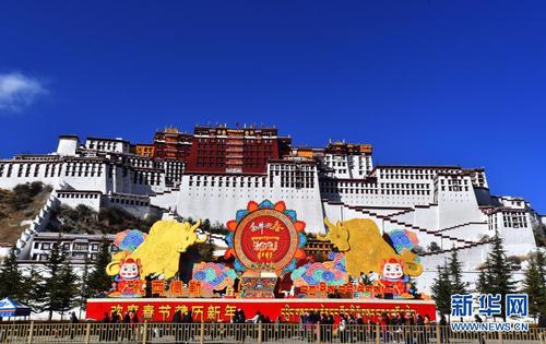 　　2月8日拍摄的布达拉宫前迎接春节和藏历新年的吉祥装饰。