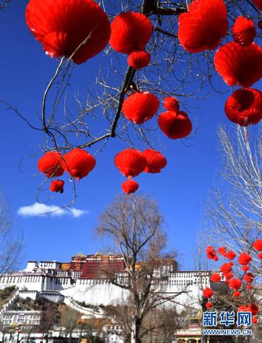 　　2月8日拍摄的布达拉宫前的红灯笼。