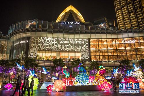 　　2月7日，顾客从泰国曼谷暹罗天地商场的花灯旁经过。8