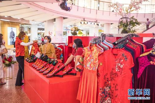 　　2月9日，顾客在泰国曼谷一家商场购买春节礼服。10
