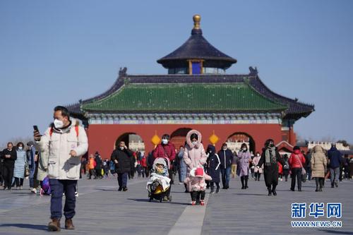 2月17日，游客在天坛公园参观游览。新华社记者 鞠焕宗 摄
