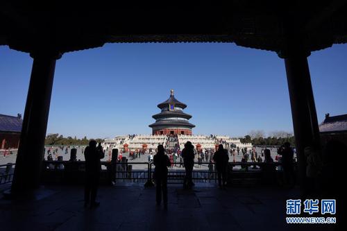 　　2月17日，游客在天坛公园参观游览。新华社记者 鞠焕宗 摄3