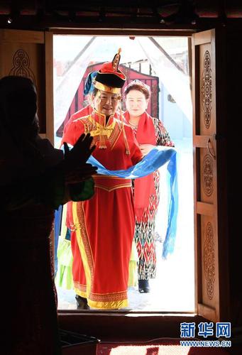 　　2月14日，在托里县哈萨克民宿风情自驾游基地的毡房里，民间社团的团员们在庆祝春节。2