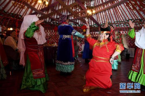　　2月14日，在托里县哈萨克民宿风情自驾游基地的毡房里，民间社团的团员们在一起跳舞欢庆春节。3