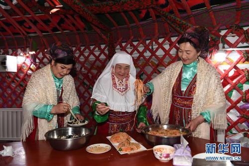 　　2月14日，在托里县哈萨克民宿风情自驾游基地的毡房里，民间社团的团员们在制作节日美食。6