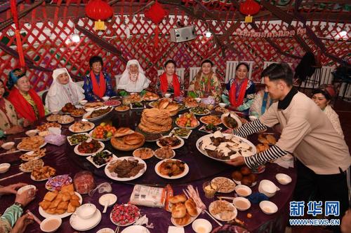 　　2月14日，在托里县哈萨克民宿风情自驾游基地的毡房里，民间社团的团员们一起庆祝春节。7