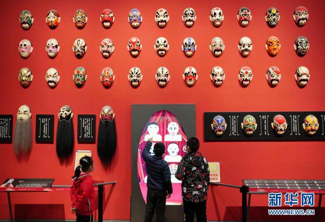 1  2月22日，小朋友在河北博物院《金声天韵——河北梆子艺术展》展厅内绘制电子脸谱。