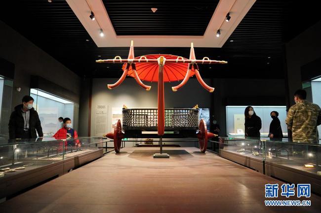 2  2月22日，参观者在河北博物院《战国雄风——古中山国》展厅内参观。