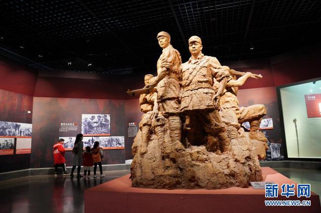 3  2月22日，参观者在河北博物院《抗日烽火——英雄河北》展厅内参观。