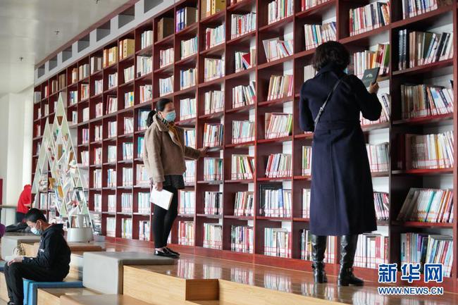 4  2月22日，市民在河北省图书馆内查找书籍。