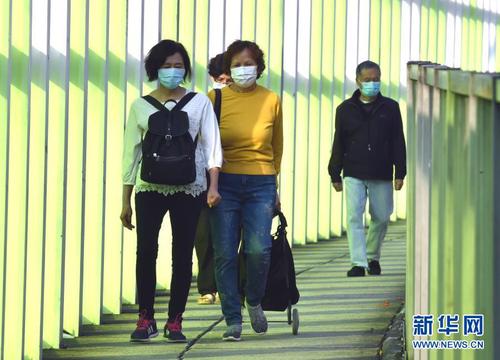 2月23日，香港市民佩戴口罩出行。新华社记者 卢炳辉 摄5