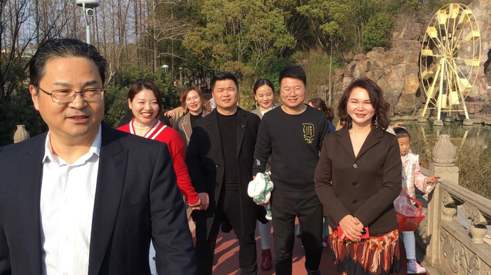 王胜东委员陪员工一起逛张家港公园