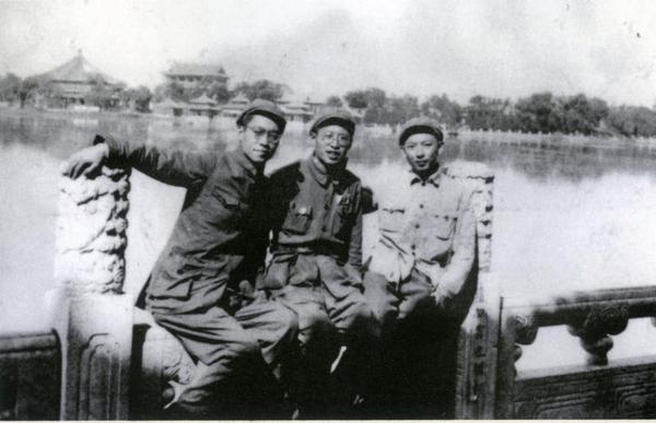 1949年9月，中国人民政治协商会议筹备会人事室秘书兼科长的刘兆伦（右）与纪希晨（左）、吴群（中）合影。