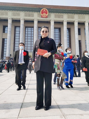 张银俊出席全国脱贫攻坚总结表彰大会后在人民大会堂前留影