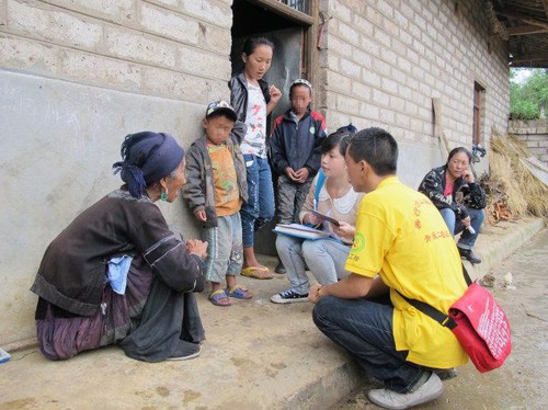 青爱工程工作人员在凉山州昭觉县贫困家庭进行实地调研