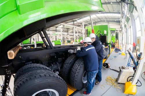 青岛得先新能源汽车制造有限公司技术工人正在组装氢燃料电池自卸车